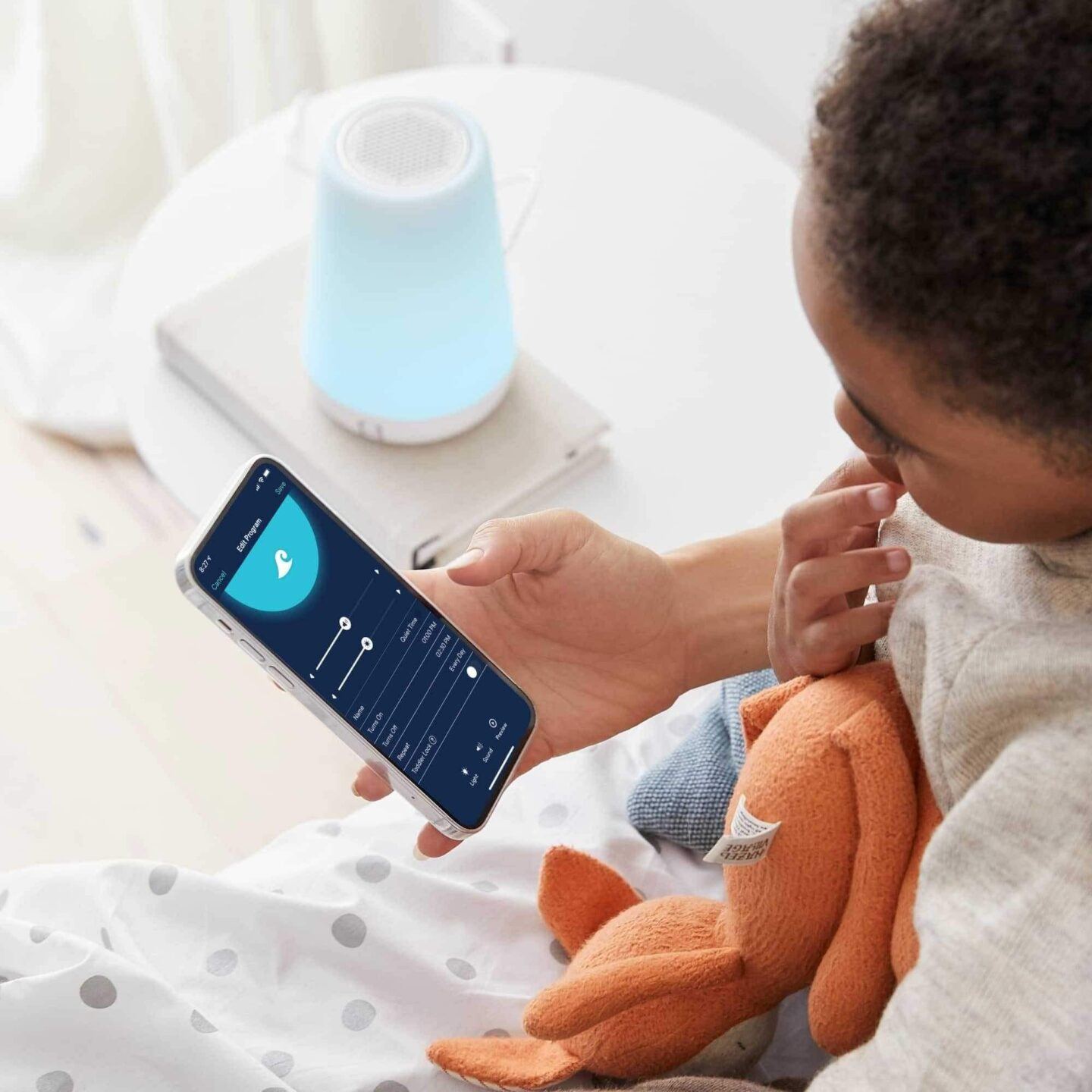 child-and-mom-looking-at-phone-1440x1440
